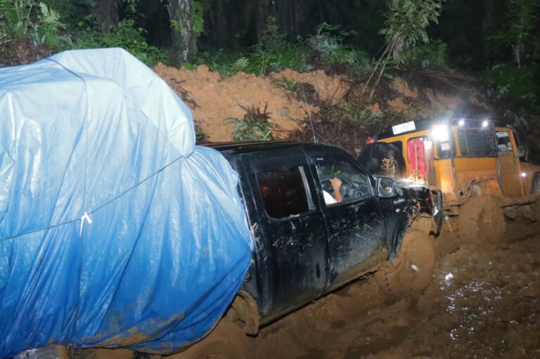 Foto : Tampak Komunitas Off-road Inhu melakukan Evakuasi mobil Logistik yang terpuruk