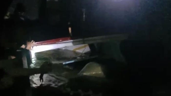 Foto: Kapal pengangkut logistik pemilu terbalik di Mentawai, Sumbar. (Istimewa)
